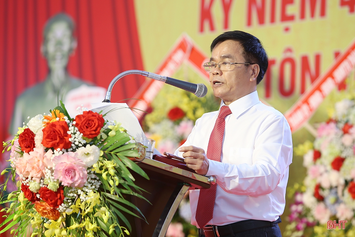 Trường THPT Chuyên Hà Tĩnh đón nhận Huân chương Độc lập hạng Ba