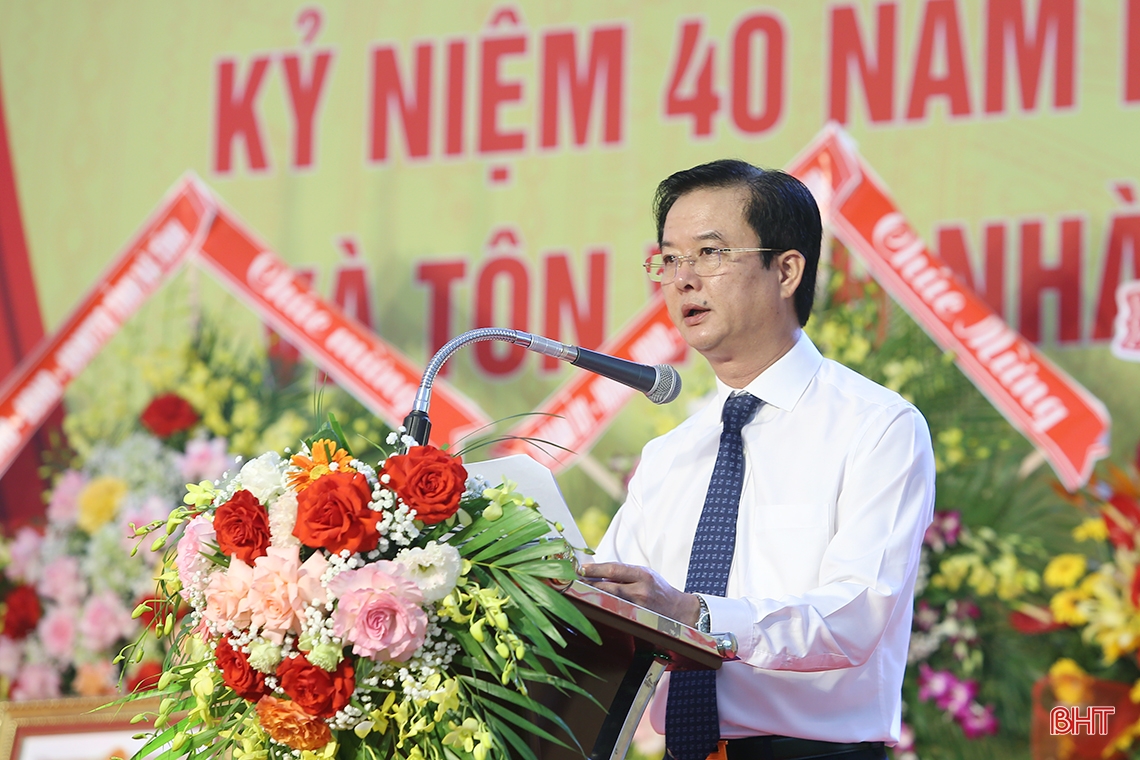 Trường THPT Chuyên Hà Tĩnh đón nhận Huân chương Độc lập hạng Ba