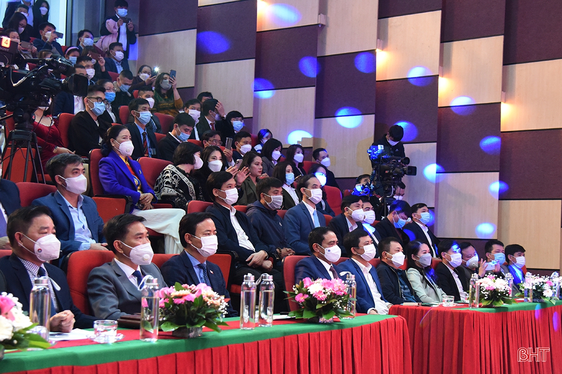 Gala “HTTV - Kết nối vòng tay nhân ái” kêu gọi gần 1,5 tỷ đồng hỗ trợ các hoàn cảnh khó khăn