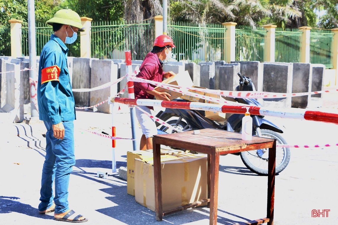 “Căng mình” kiểm soát người ra vào tại chốt phòng dịch ở thị trấn Cẩm Xuyên