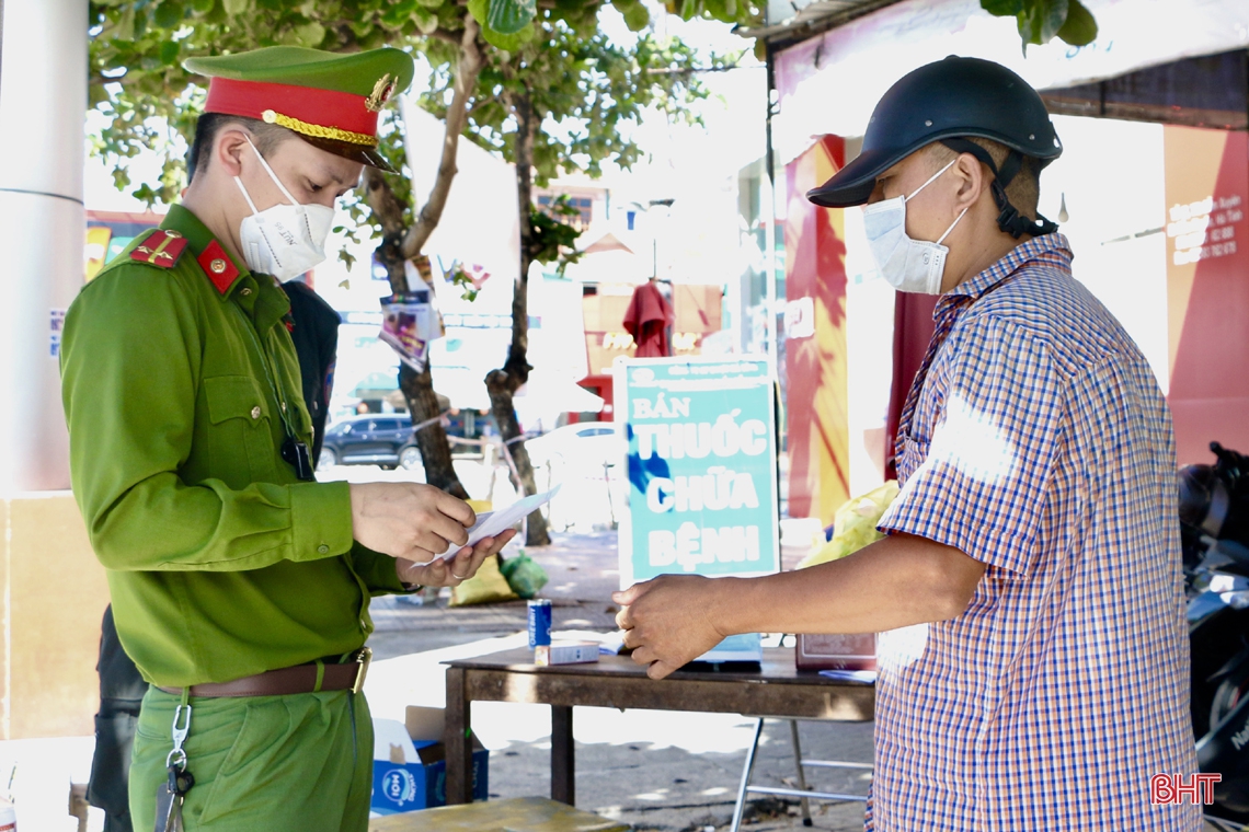 “Căng mình” kiểm soát người ra vào tại chốt phòng dịch ở thị trấn Cẩm Xuyên
