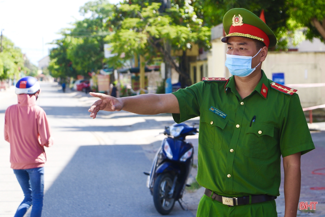 “Căng mình” kiểm soát người ra vào tại chốt phòng dịch ở thị trấn Cẩm Xuyên