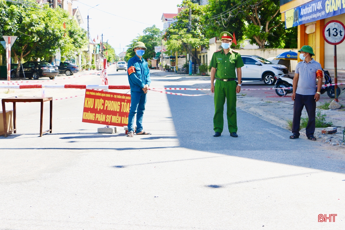 “Căng mình” kiểm soát người ra vào tại chốt phòng dịch ở thị trấn Cẩm Xuyên