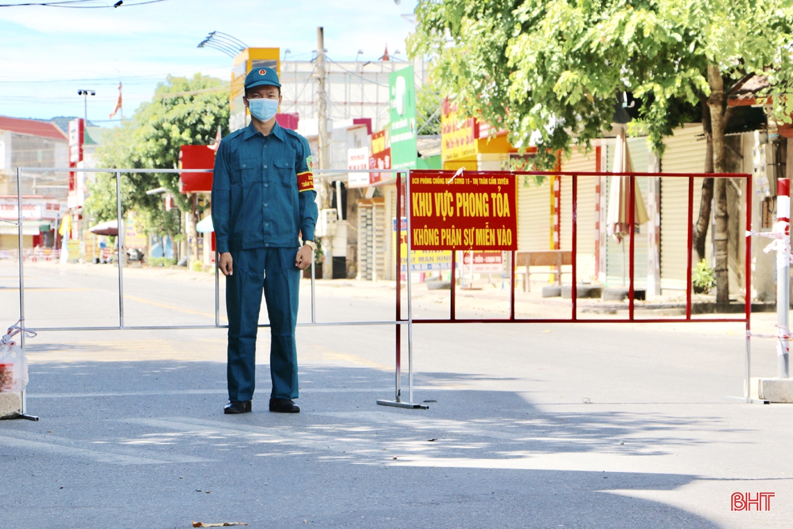 “Căng mình” kiểm soát người ra vào tại chốt phòng dịch ở thị trấn Cẩm Xuyên