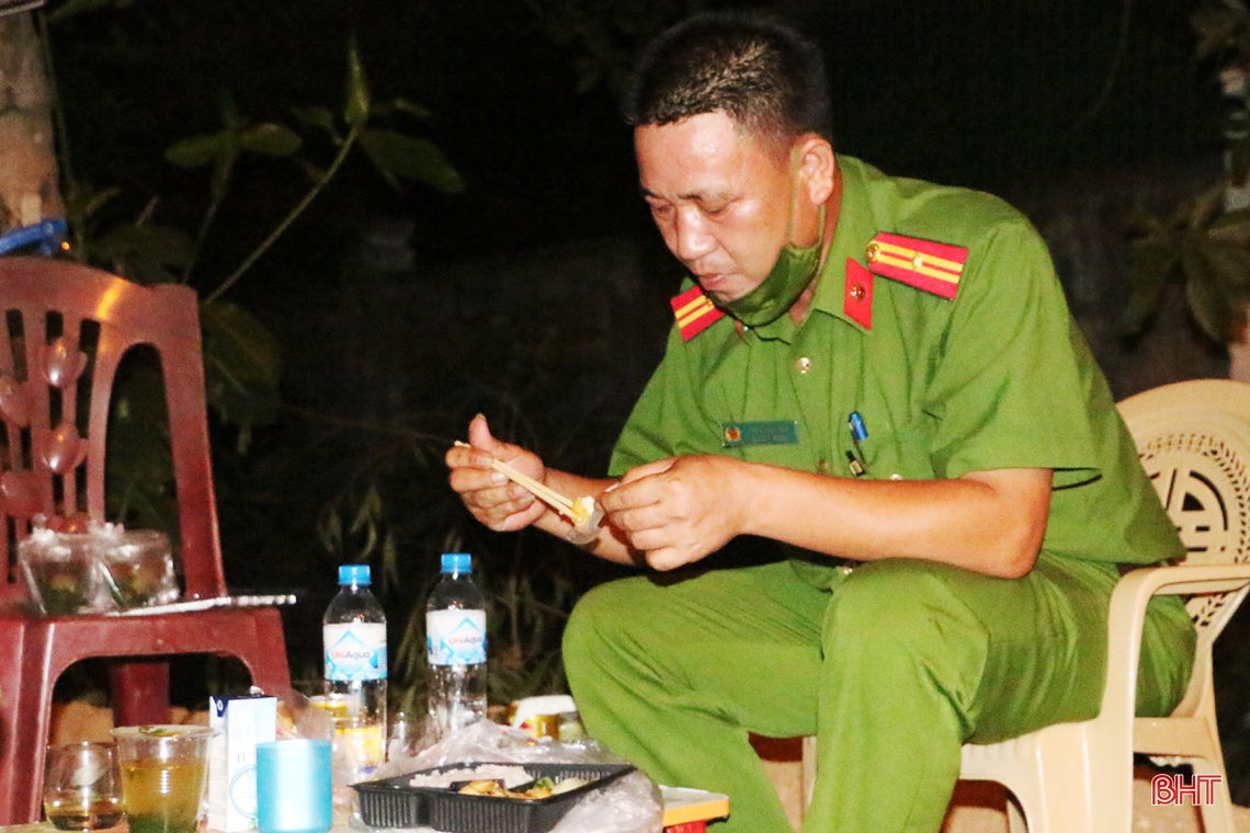“Căng mình” kiểm soát người ra vào tại chốt phòng dịch ở thị trấn Cẩm Xuyên