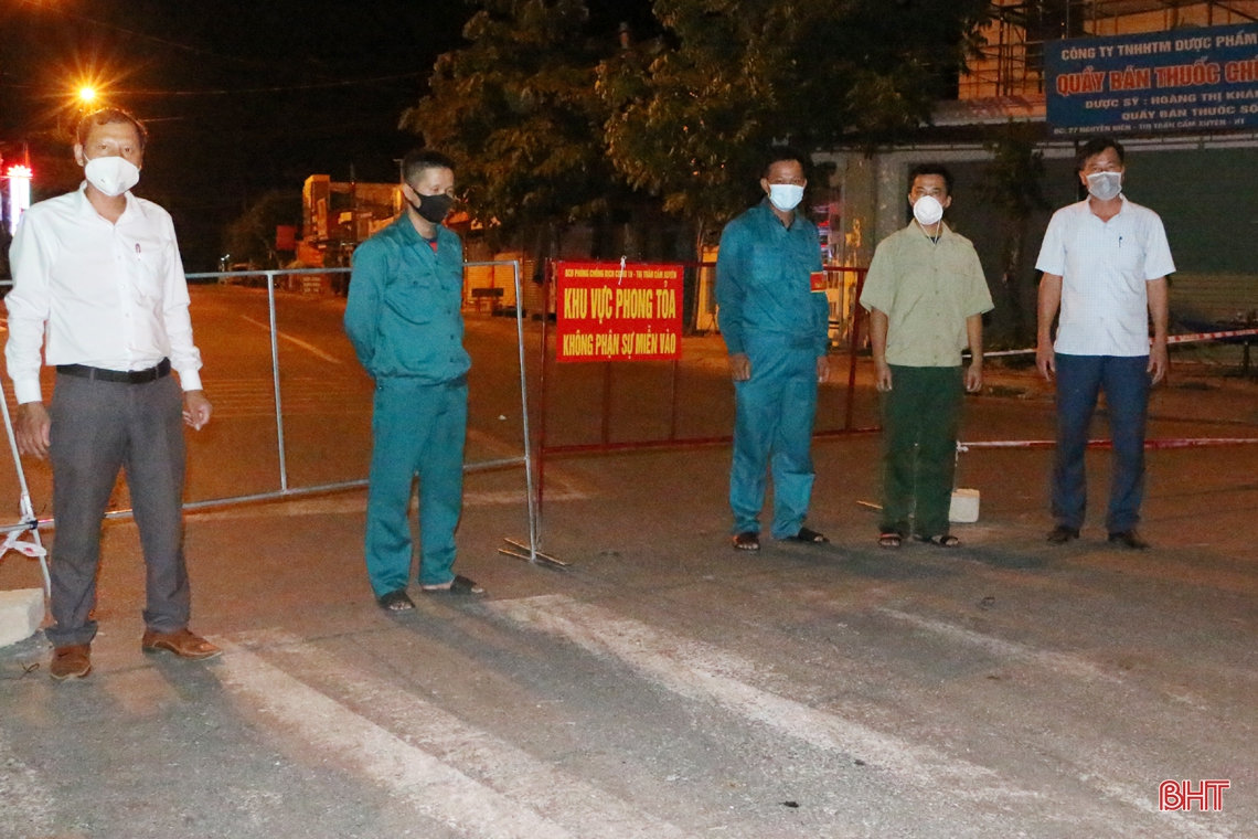 “Căng mình” kiểm soát người ra vào tại chốt phòng dịch ở thị trấn Cẩm Xuyên