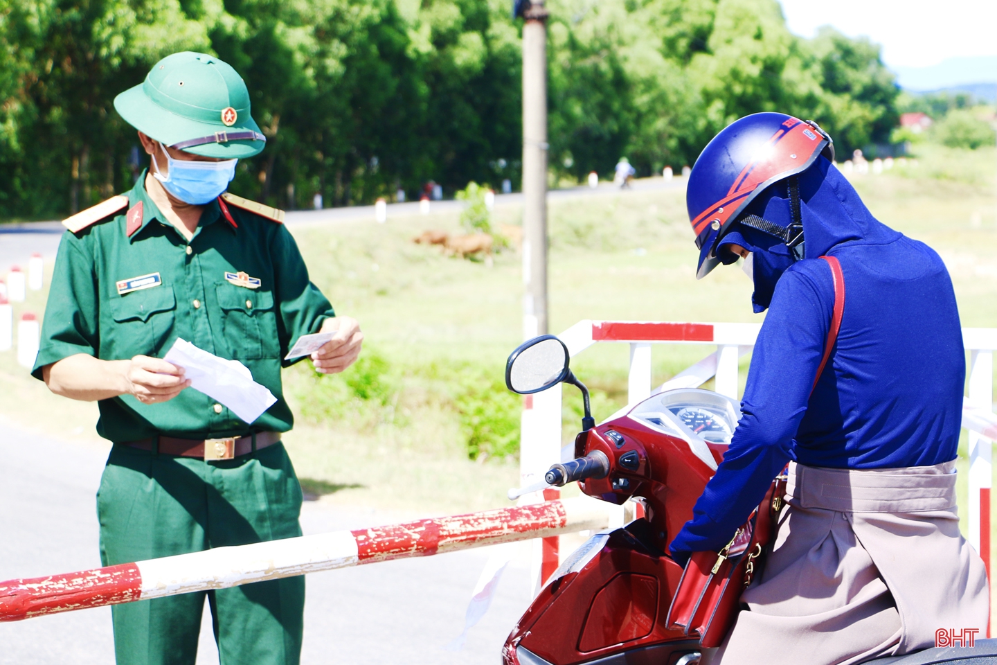 “Căng mình” kiểm soát người ra vào tại chốt phòng dịch ở thị trấn Cẩm Xuyên