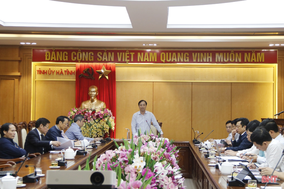 Bí thư Tỉnh ủy Hoàng Trung Dũng: Tập trung giúp người dân vệ sinh môi trường, củng cố sản xuất sau mưa lũ