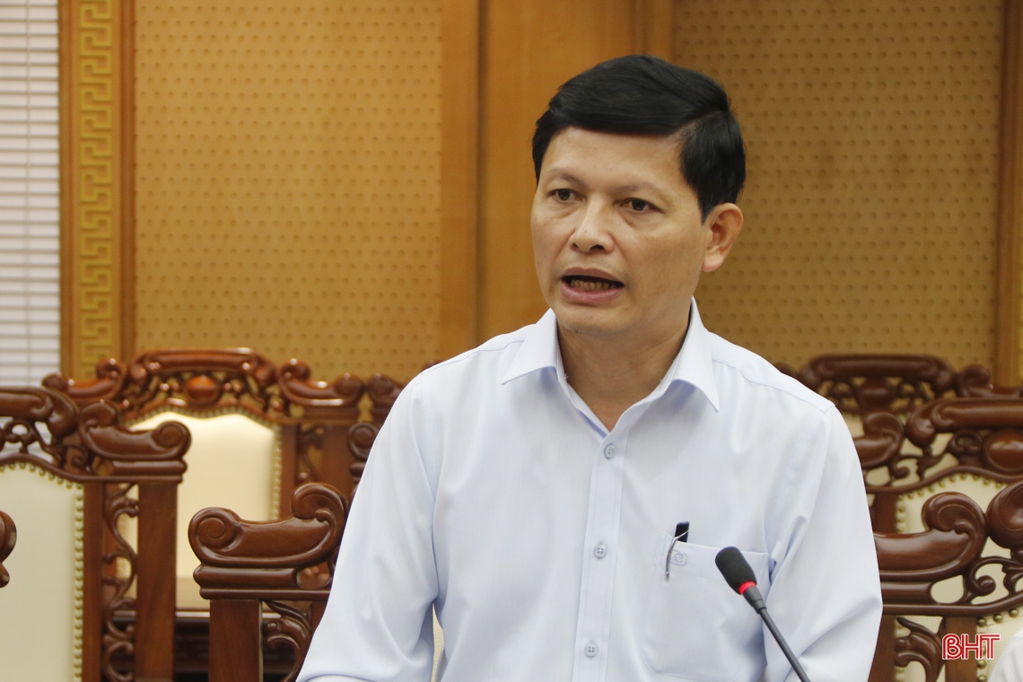 Bí thư Tỉnh ủy Hoàng Trung Dũng: Tập trung giúp người dân vệ sinh môi trường, củng cố sản xuất sau mưa lũ