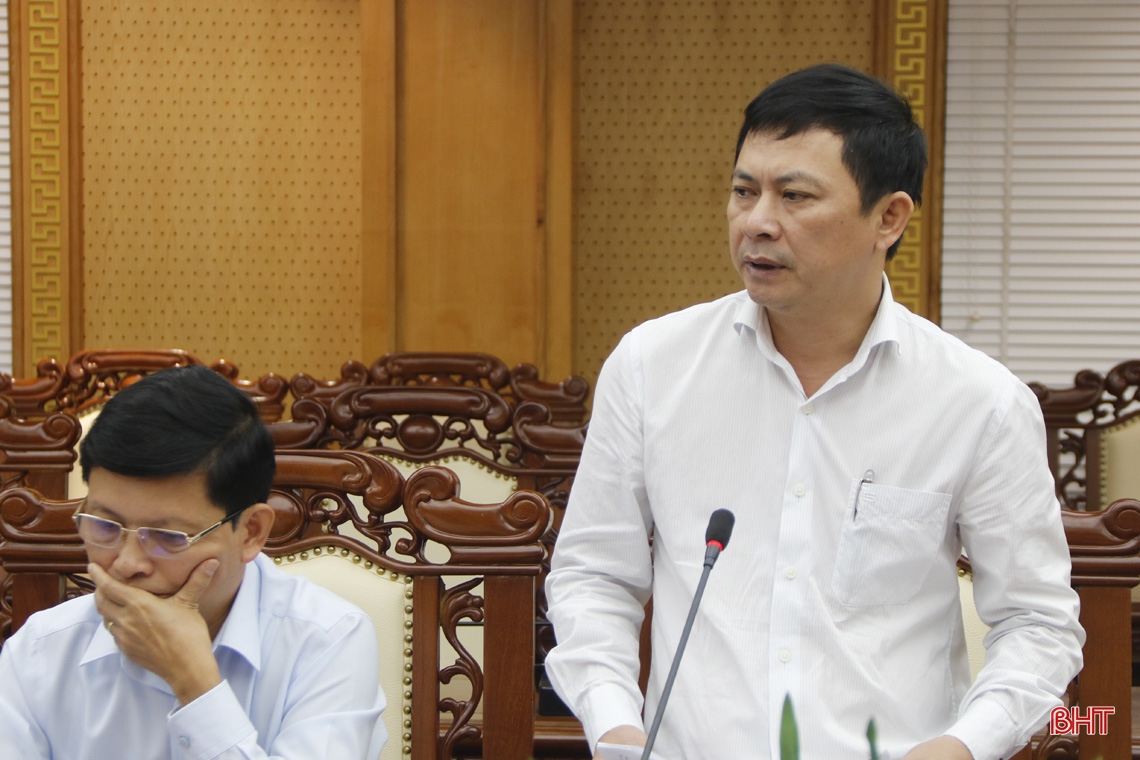 Bí thư Tỉnh ủy Hoàng Trung Dũng: Tập trung giúp người dân vệ sinh môi trường, củng cố sản xuất sau mưa lũ