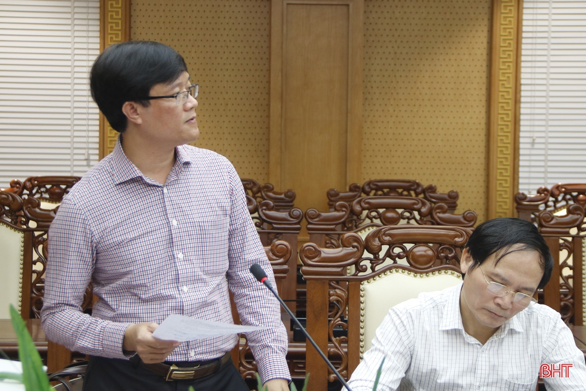Bí thư Tỉnh ủy Hoàng Trung Dũng: Tập trung giúp người dân vệ sinh môi trường, củng cố sản xuất sau mưa lũ