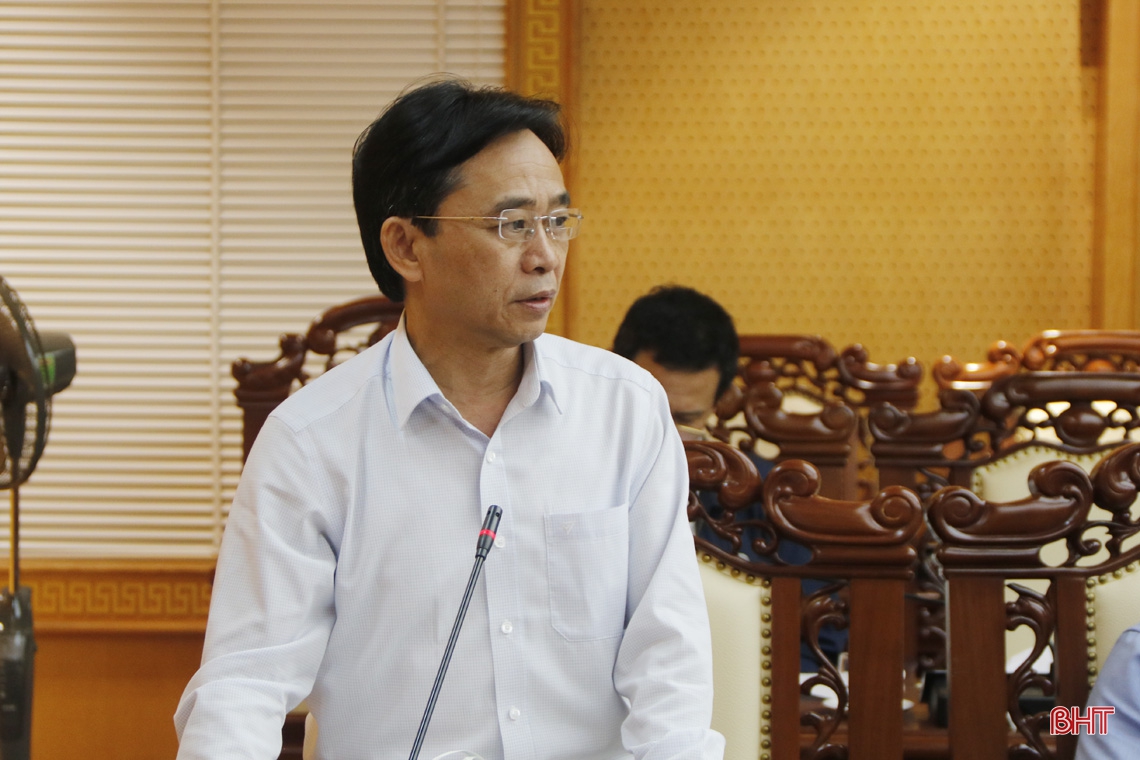 Bí thư Tỉnh ủy Hoàng Trung Dũng: Tập trung giúp người dân vệ sinh môi trường, củng cố sản xuất sau mưa lũ