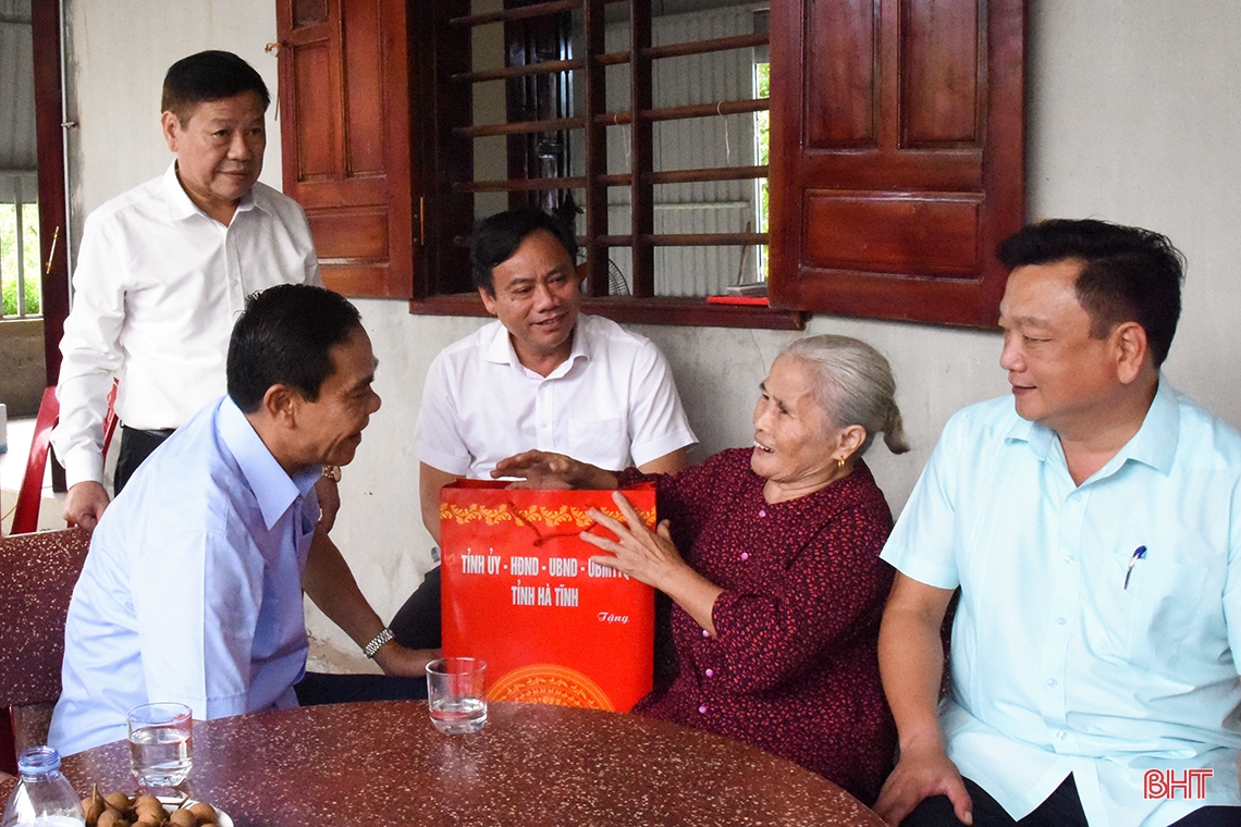 Lãnh đạo Hà Tĩnh thăm hỏi, tặng quà người có công với cách mạng
