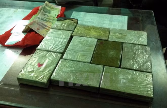 bat giu 2 ke van chuyen 10 banh heroin 6 000 vien ma tuy tong hop