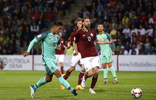 ronaldo lap cu dup bo dao nha noi dai mach thang o vong loai world cup