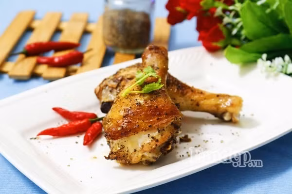 doi mon cho gia dinh voi dui ga nuong tieu thom nuc mui