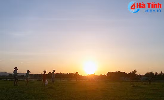 tre em ha tinh hon nhien ben canh dieu
