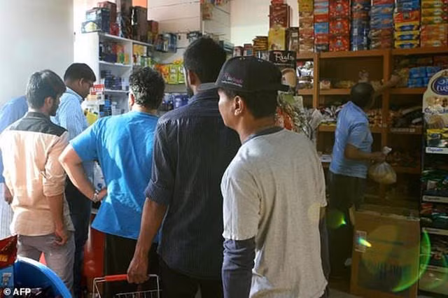 nguoi dan qatar do xo di mua thuc pham nuoc uong du tru