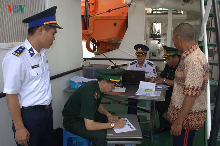 hanh trinh gan 600 hai ly dua 695 ngu dan tu indonesia ve viet nam