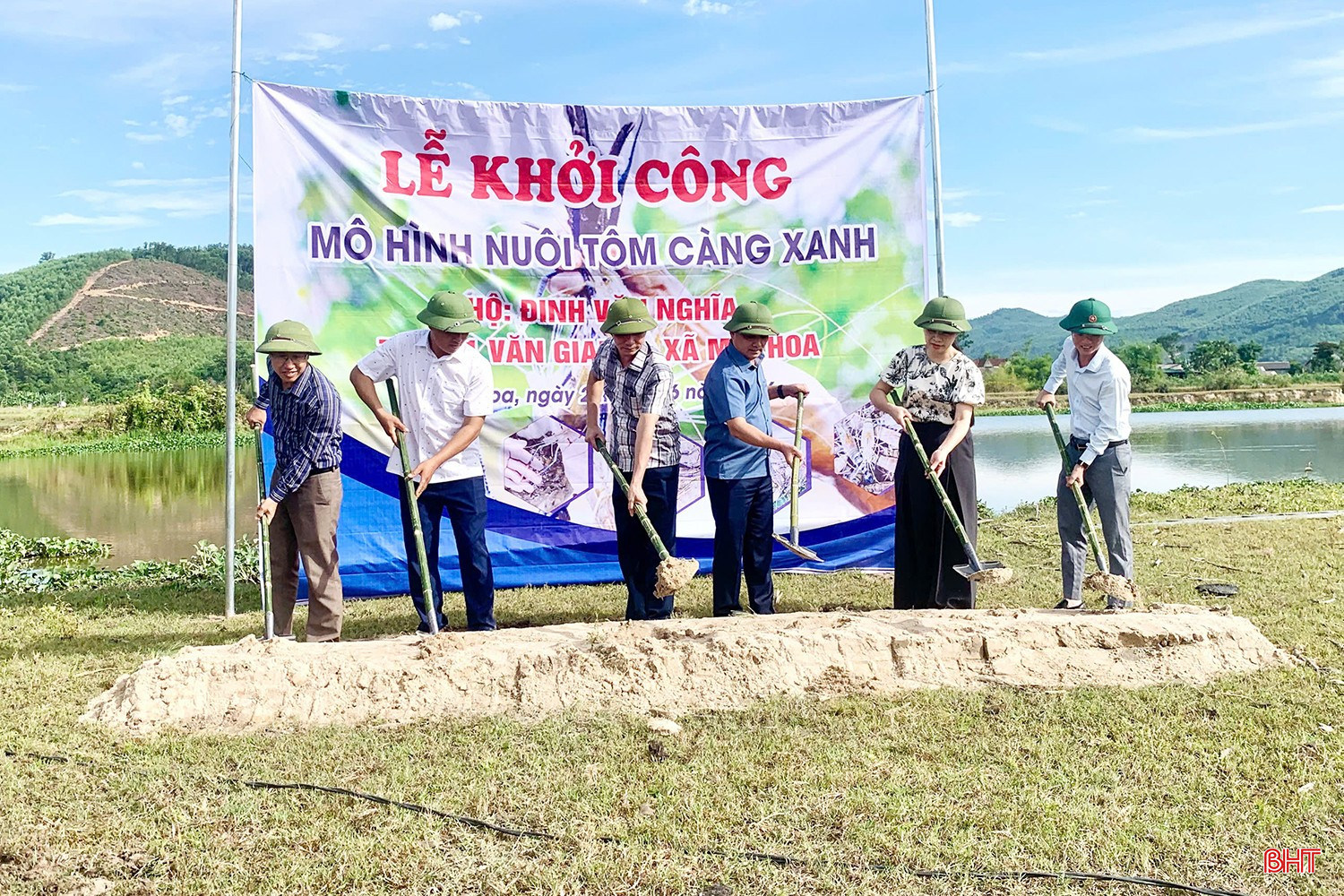 Mô hình nuôi tôm càng xanh của gia đình ông Đinh Văn Nghĩa (thôn 1 Văn Giang) có diện tích hơn 2 ha, vốn đầu tư khoảng hơn 2,5 tỷ đồng.