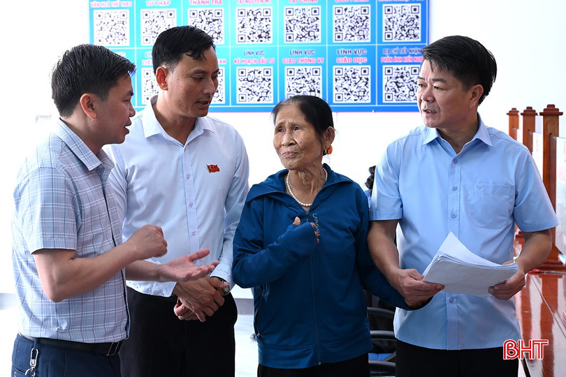 Thường trực HĐND xã Cẩm Hưng giám sát hoạt động tại Trung tâm Phục vụ hành chính công xã và lắng nghe kiến nghị của người dân.