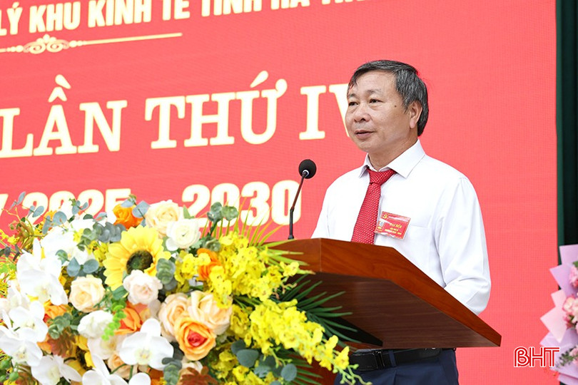 Đảng viên Hoàng Tiến Dũng – Bí thư Chi bộ Văn phòng đại diện tại KKT Cửa khẩu Quốc tế Cầu Treo phát biểu tham luận.