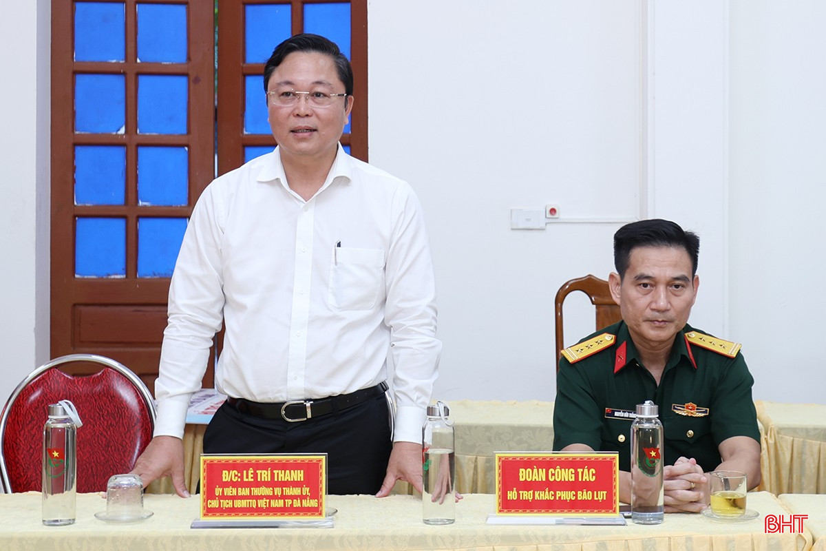 Chủ tịch Ủy ban MTTQ thành phố Đà Nẵng Lê Trí Thanh chia sẻ với những thiệt hại của tỉnh Hà Tĩnh.