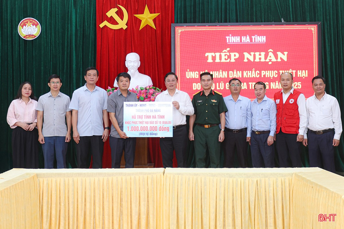 Đoàn công tác TP Đà Nẵng trao biểu trưng hỗ trợ tỉnh Hà Tĩnh 1 tỷ đồng khắc phục hậu quả thiên tai.