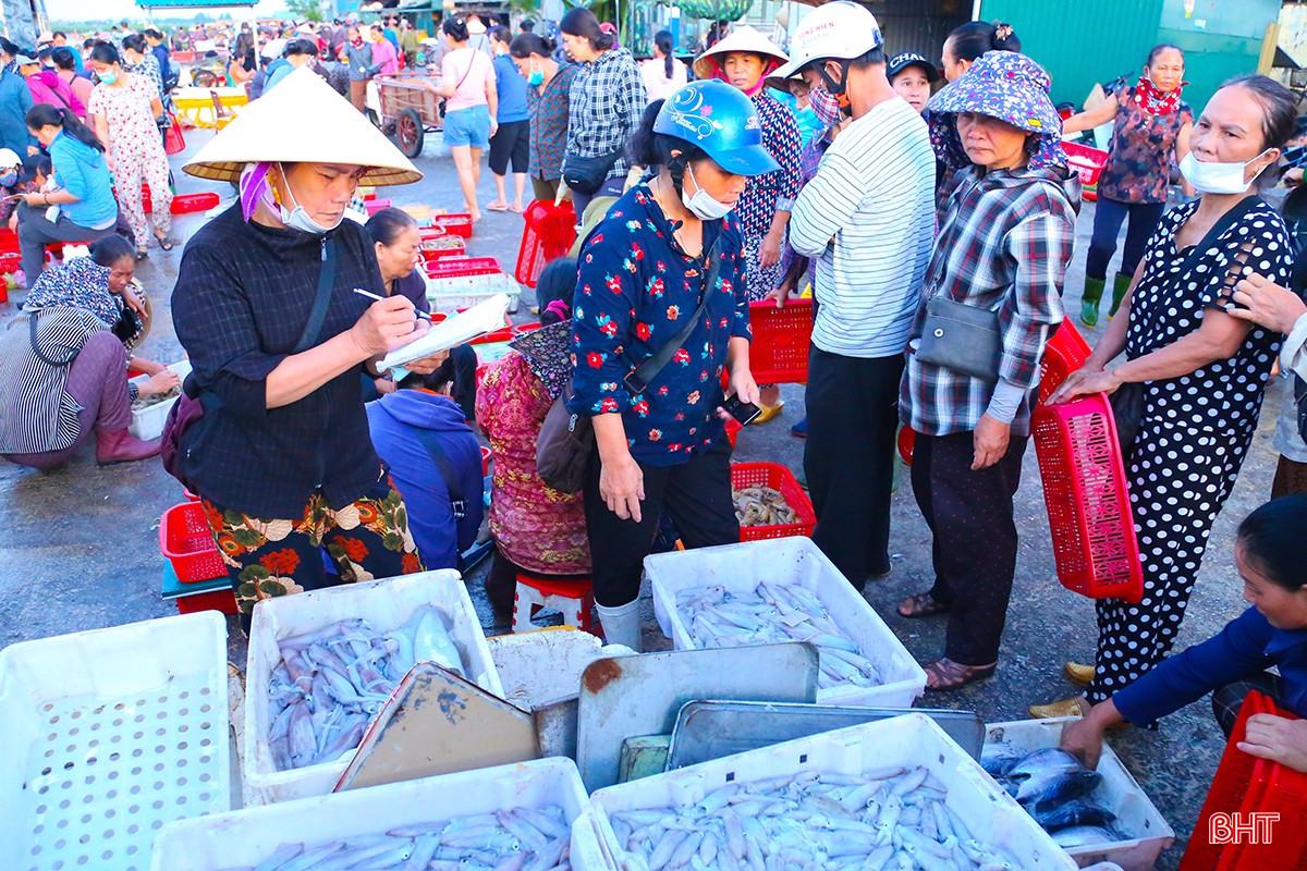 Tỉ mỉ ghi chép lại danh sách những người mua hàng, chị Nguyễn Thị Thùy (thương lái xã Thạch Kim) chia sẻ: “Vào những ngày nghỉ lễ, cảng nhộn nhịp hơn ngày thường bởi lượng hải sản tiêu thụ mạnh. Cảng này là điểm trung chuyển, buôn bán hải sản lớn nhất toàn tỉnh, nguồn hải sản phong phú nên thương lái rất dễ gom hàng. Năm nay mực được mùa nên chúng tôi nhập được số lượng lớn cho các nhà hàng, khách sạn trong tỉnh”.