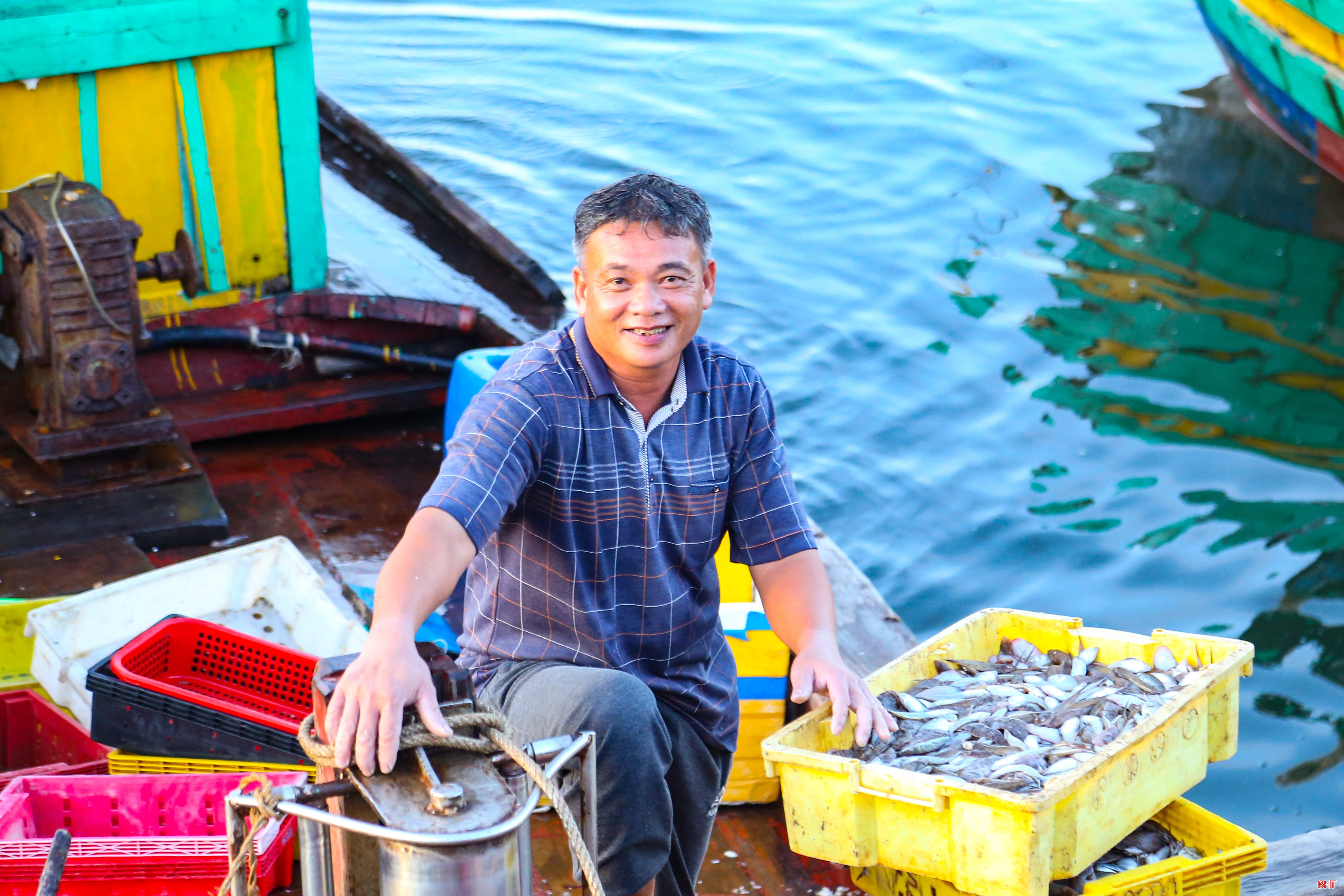 Những ngày này, ngư dân trong tỉnh cập cảng cá Cửa Sót chủ yếu đi khai thác vùng lộng, ven bờ để kịp trở về cung ứng hải sản cho thị trường. Anh Văn Hùng - ngư dân thị trấn Lộc Hà cho biết: “Các tàu trở về được số lượng tương đối mực trứng, mực ống, cá bạc má, tôm vằn... Những loại này rất được giá dịp nghỉ lễ nên anh em chúng tôi phấn khởi lắm. Sau khi bán cho tiểu thương, tôi thu về được gần 8 triệu đồng và chuẩn bị mua nước ngọt, thực phẩm để đi chuyến mới luôn".