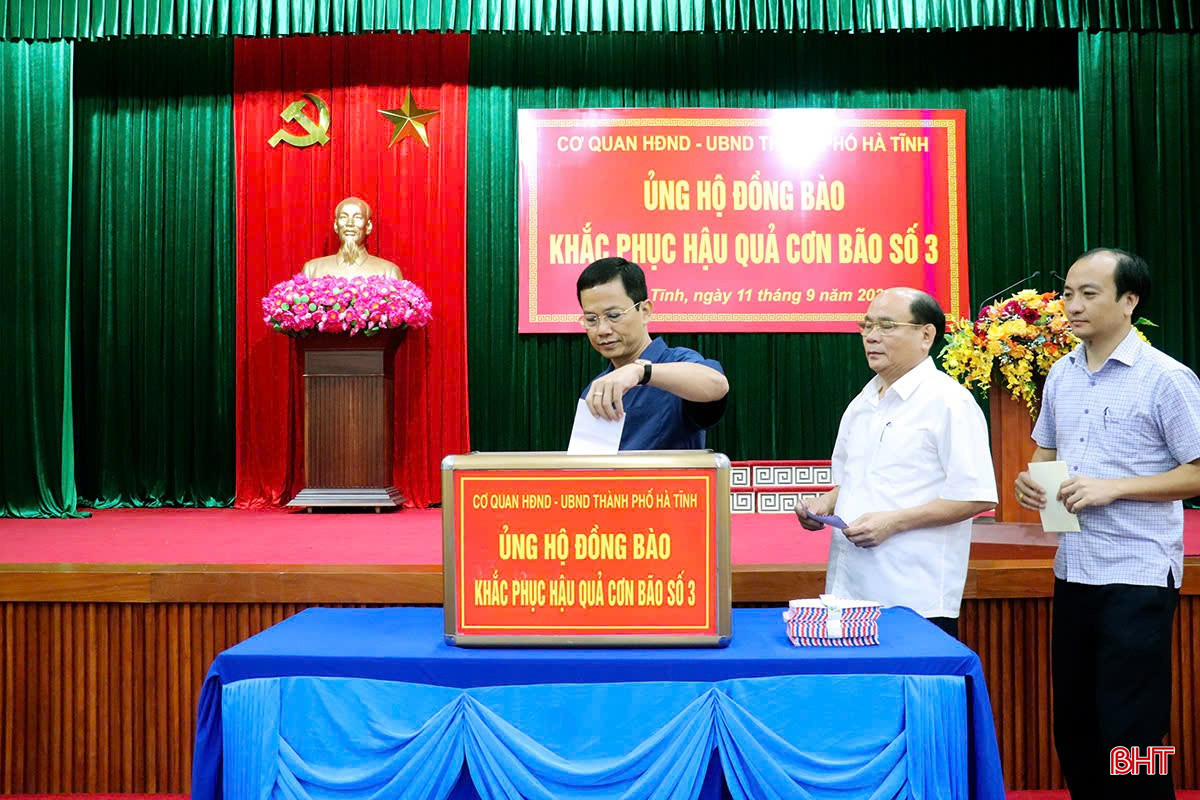 Với tinh thần “tương thân, tương ái”, mỗi cán bộ, công chức, người lao động cơ quan Thành ủy Hà Tĩnh, HĐND - UBND TP Hà Tĩnh đã quyên góp, ủng hộ để kịp thời chia sẻ, hỗ trợ đồng bào ở các tỉnh phía Bắc sớm vượt qua hoạn nạn.