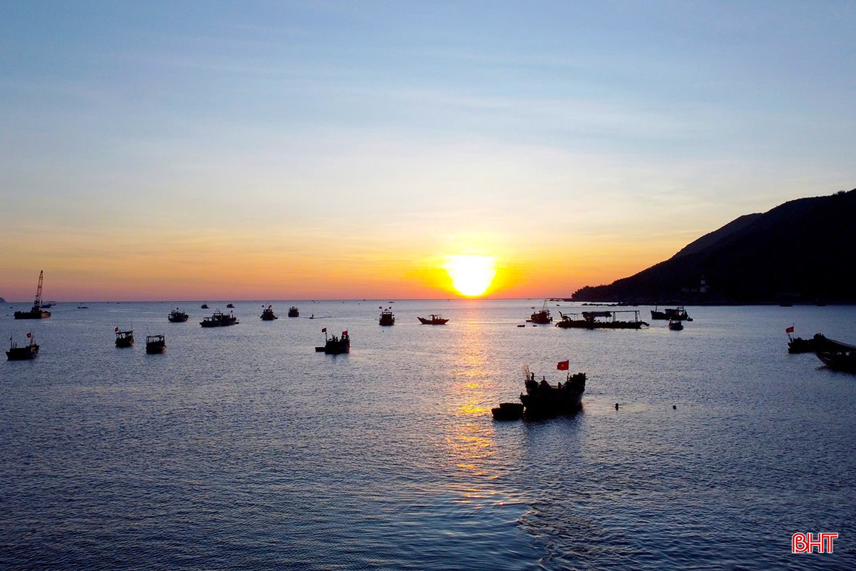 Từ tờ mờ sáng, những chuyến tàu của bà con ngư dân đã bắt đầu cập bến cá Cồn Gò (xã Cẩm Nhượng) mang về nhiều hải sản tươi ngon.