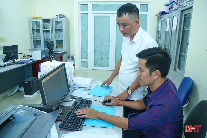 Chi cục Thủy sản tỉnh Hà Tĩnh rà soát danh sách tàu cá "3 không" từ các địa phương báo cáo lên.