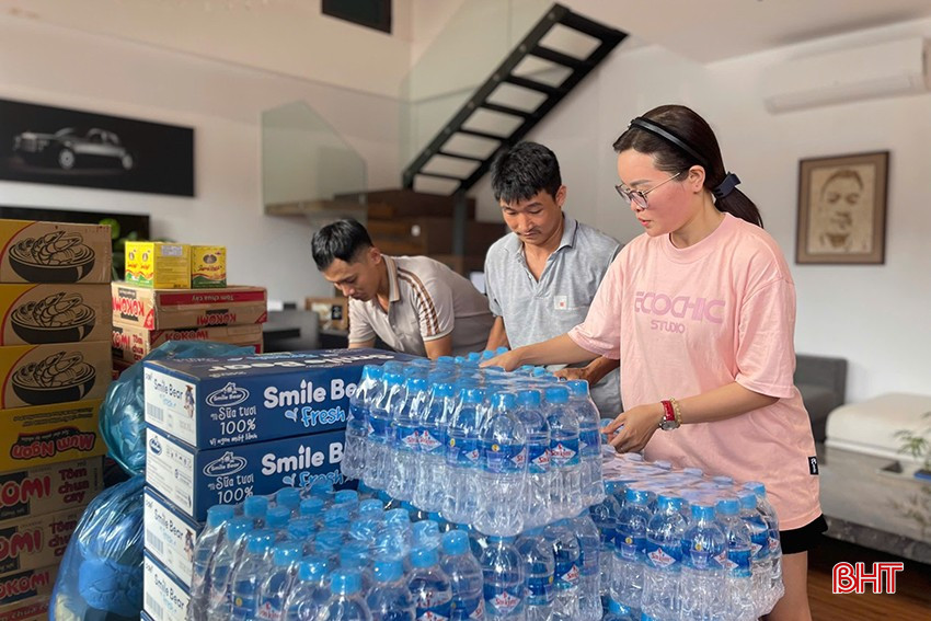 Số lượng lớn nước đóng chai đã được các cá nhân, tổ chức trên địa bàn TP Hà Tĩnh quyên góp để ủng hộ người dân các tỉnh phía Bắc.