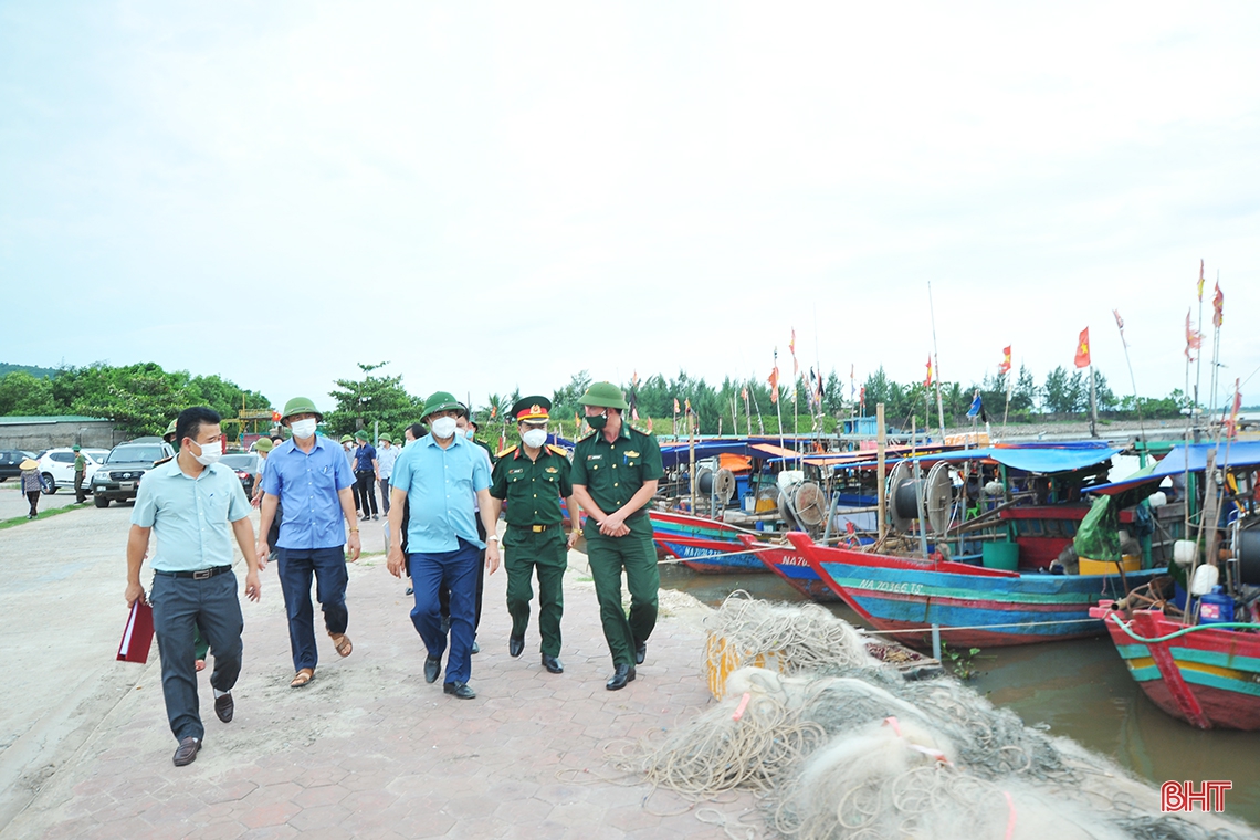 Chủ tịch UBND tỉnh: Bão số 5 diễn biến phức tạp, thực hiện tốt “4 tại chỗ” để ứng phó kịp thời, hiệu quả