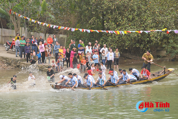 Hơn 100 tay chèo tranh tài đua thuyền trên sông Cửa Sót