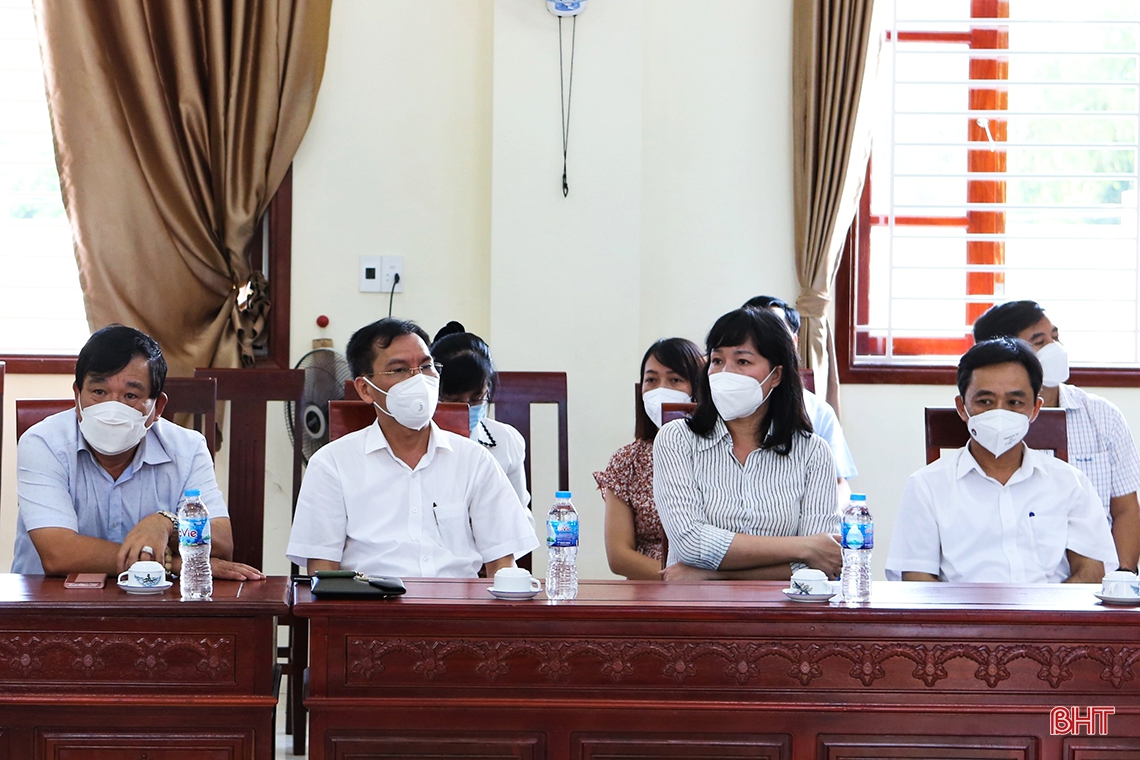 Trao học bổng cho sinh viên mồ côi ở Hà Tĩnh đỗ Đại học Huế