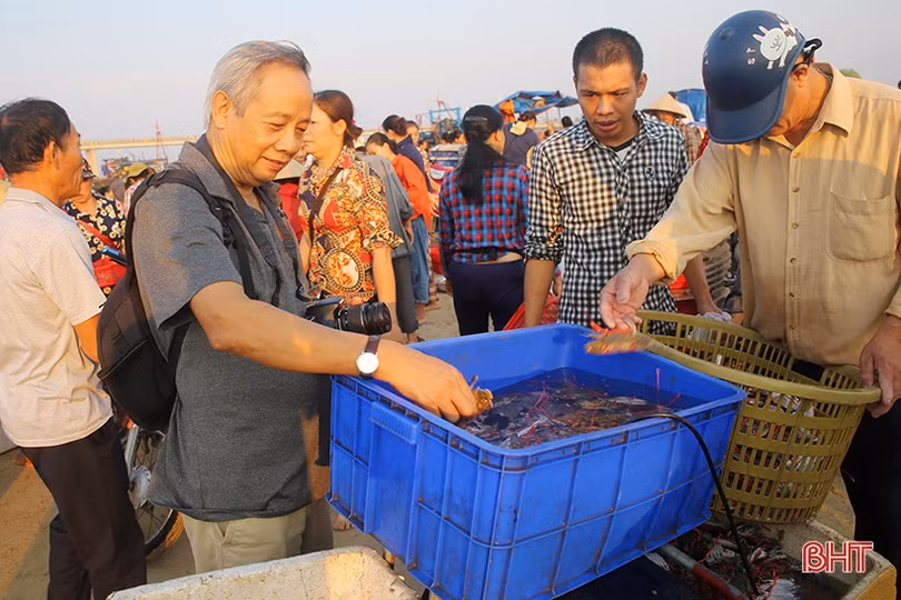 Ngày nhộn nhịp với biển Thiên Cầm