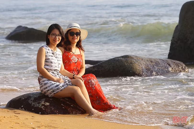 Ngày nhộn nhịp với biển Thiên Cầm