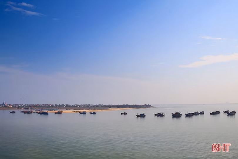 Ngày nhộn nhịp với biển Thiên Cầm
