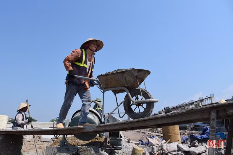 Nóng hầm hập, công nhân “quên lễ” trên công trường sân vận động Hà Tĩnh