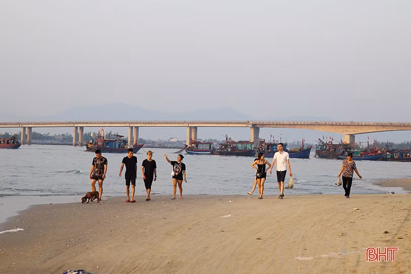 Ngày nhộn nhịp với biển Thiên Cầm