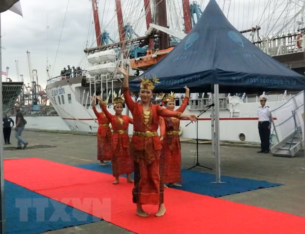 Tàu buồm huấn luyện Lê Quý Đôn của Hải quân Việt Nam thăm Indonesia