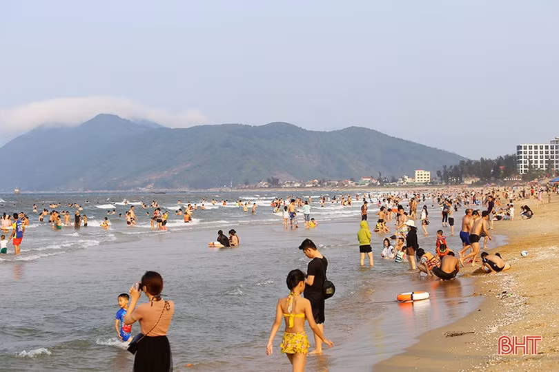 Ngày nhộn nhịp với biển Thiên Cầm