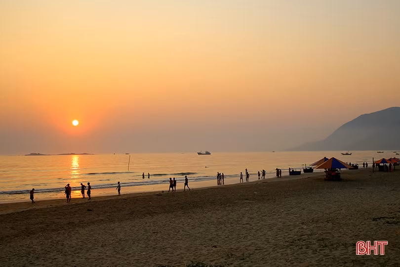 Ngày nhộn nhịp với biển Thiên Cầm