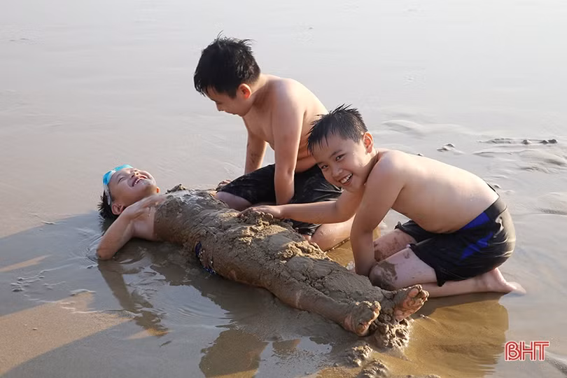 Ngày nhộn nhịp với biển Thiên Cầm