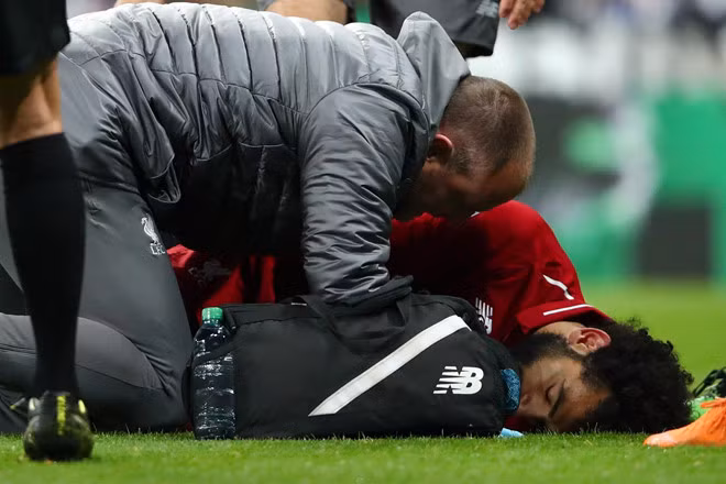 Salah bật khóc vì dính chấn thương, có thể lỡ trận gặp Barca