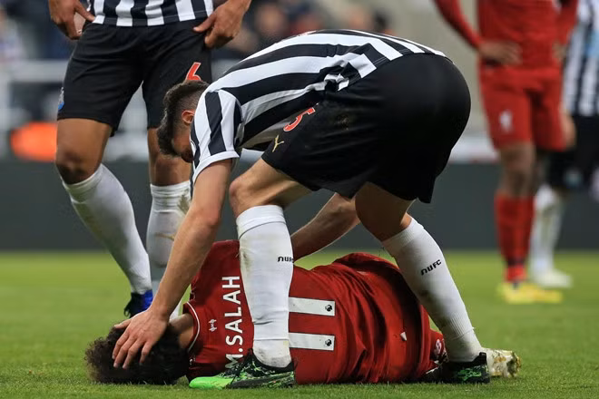 Salah bật khóc vì dính chấn thương, có thể lỡ trận gặp Barca