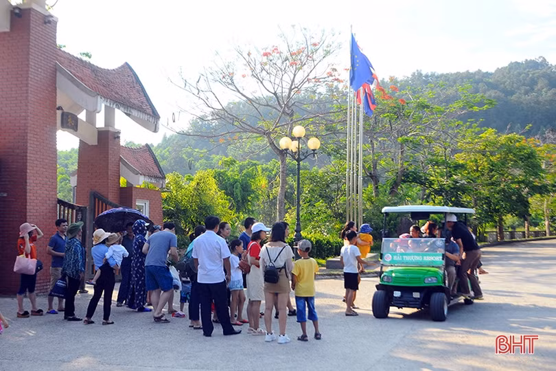 “Đổi gió”, nhiều du khách “ngược ngàn” tận hưởng du lịch sinh thái ở Hà Tĩnh