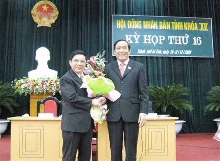 Bí thư Tỉnh ủy, Chủ tịch HĐND tỉnh Nguyễn Thanh Bình tặng hoa chúc mừng ông Thiều Đình Duy được HĐND tỉnh tín nhiệm bầu giữ chức vụ Phó Chủ tịch HĐND tỉnh khóa XV, nhiệm kỳ 2004 – 2011
